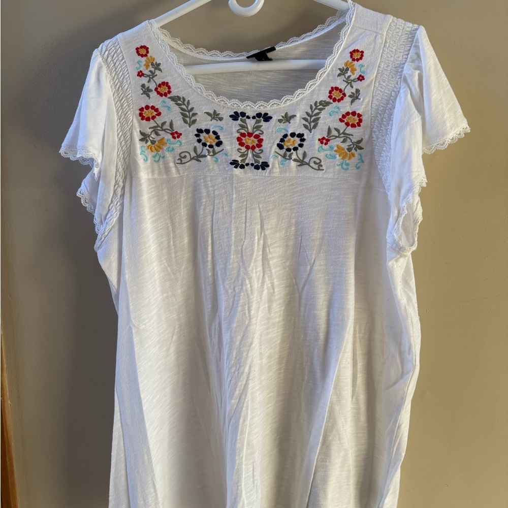 Torrid Size 1 Embroidered White Tshirt